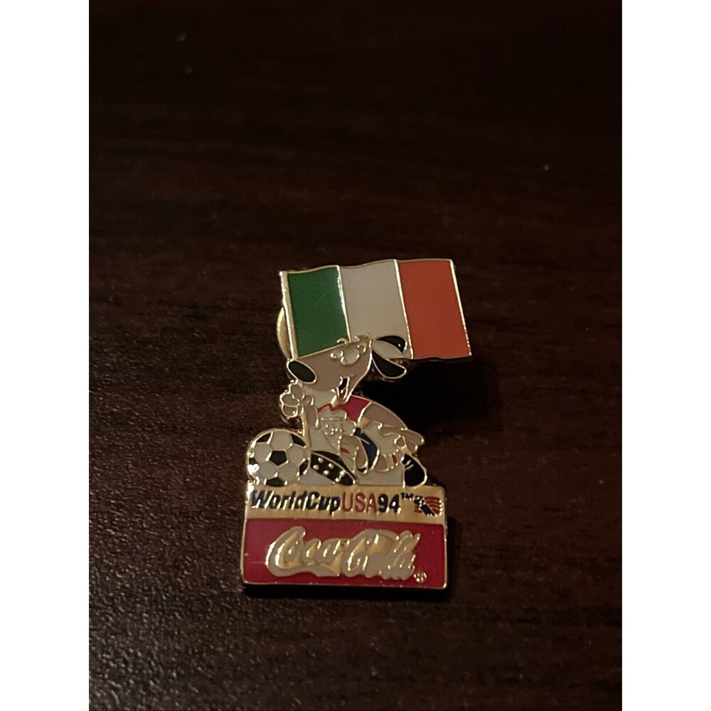 1994 USA World Cup Coca-Cola Stryker‎ Dog Mascot Ireland Flag Lapel Hat Pin